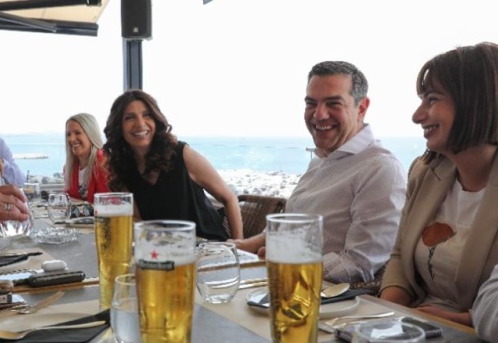 Συνάντηση του Αλ. Τσίπρα με πολιτικούς συντάκτες