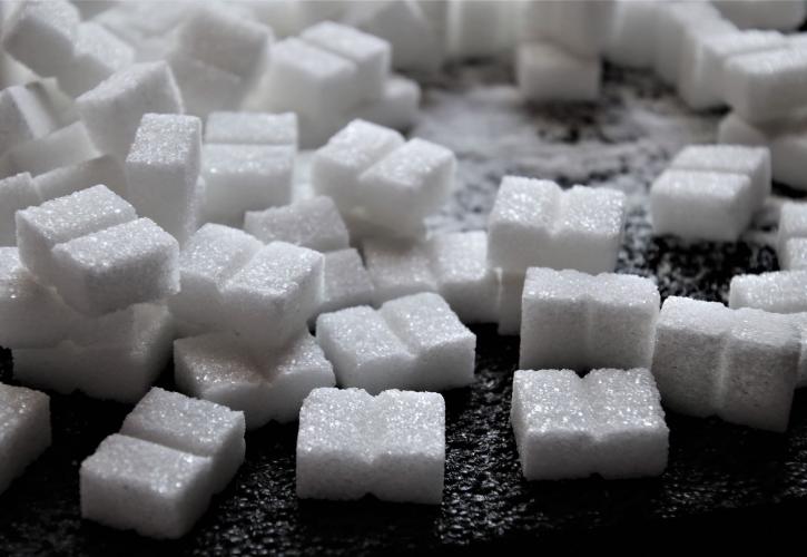Στη «μαύρη λίστα» του ΠΟΥ τα γλυκαντικά: Οι κίνδυνοι από στέβια, ζαχαρίνη, ασπαρτάμη