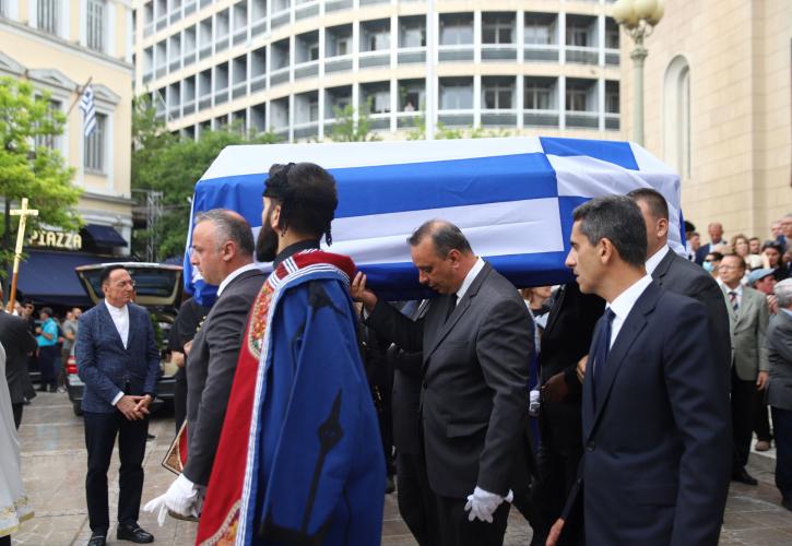 Συγκίνηση στην κηδεία του Γιάννη Μαρκόπουλου: Συντετριμμένες η σύζυγος και η κόρη του