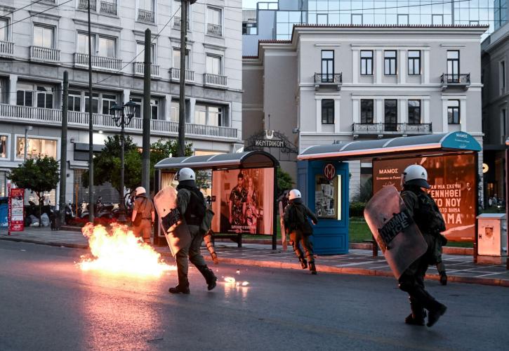 Επεισόδια στην Αθήνα μετά την πορεία για το ναυάγιο στην Πύλο - Μολότοφ και χημικά