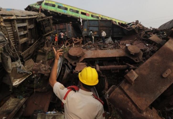 Ινδία: Σύγχυση αναφορικά με τα αίτια της πολύνεκρης σιδηροδρομικής τραγωδίας