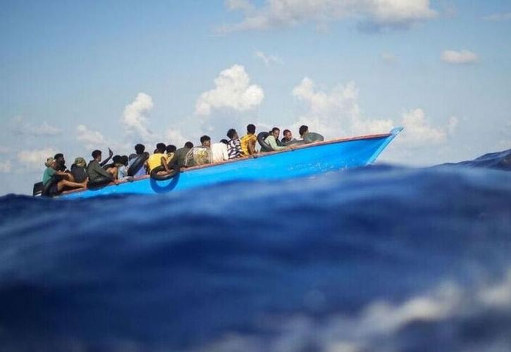 Ακυβέρνητο πλοίο με 50 μετανάστες πλέει στην κεντρική Μεσόγειο