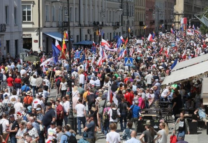 Πολωνία: Επιβλητική αντικυβερνητική διαδήλωση στη Βαρσοβία