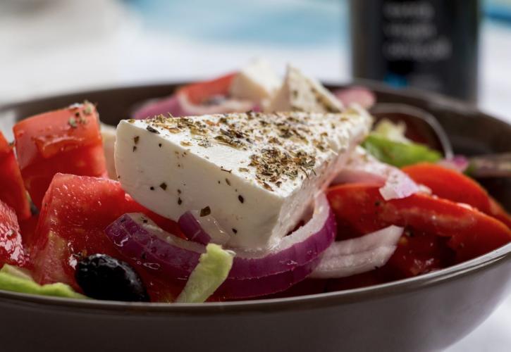 Χωριάτικη Αλά κάρτ, με ολίγη φέτα και αρκετό... salad oil;