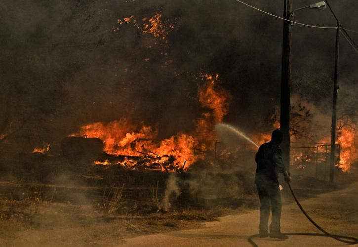 Φωτιά στα Δερβενοχώρια: Μήνυμα 112 στους κατοίκους – «Κλείστε πόρτες και παράθυρα»