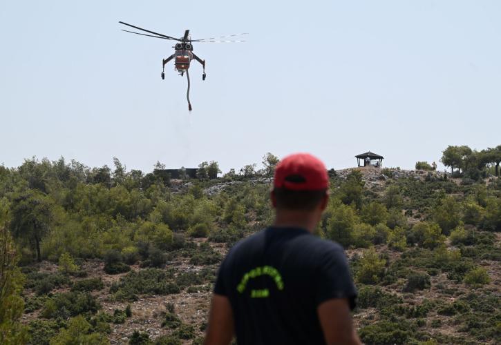 Αδιάκοπη η μάχη με τις φλόγες: Το «βλέμμα» στις αναζωπυρώσεις - Ενεργό το πύρινο μέτωπο στη Ρόδο