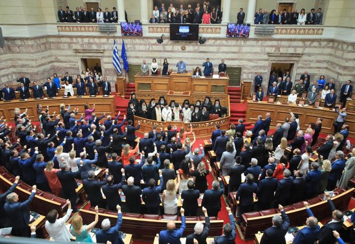 Βουλή: Ορκίστηκαν οι 300 βουλευτές - Την Τρίτη η εκλογή του προεδρείου