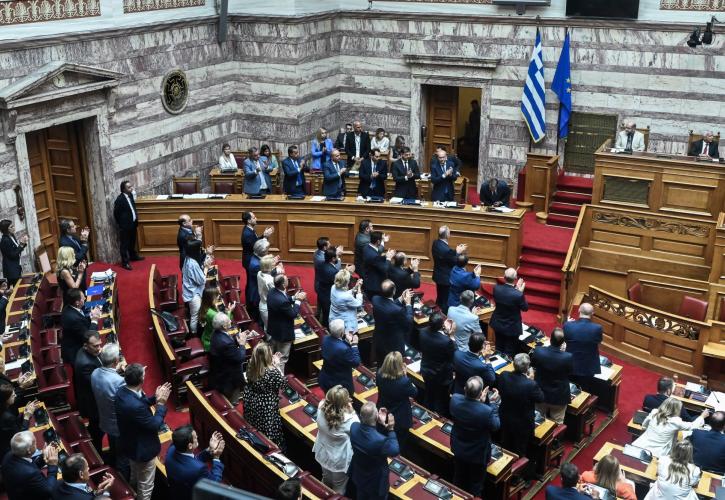 Βουλή: Ψηφίστηκε το οικονομικό νομοσχέδιο με τα μέτρα ενίσχυσης του εισοδήματος και στήριξης της οικογένειας