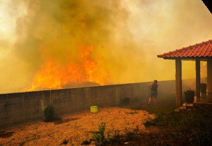 Πορτογαλία: Εκατοντάδες πυροσβέστες προσπαθούν να σβήσουν πυρκαγιά στην Κασκάις