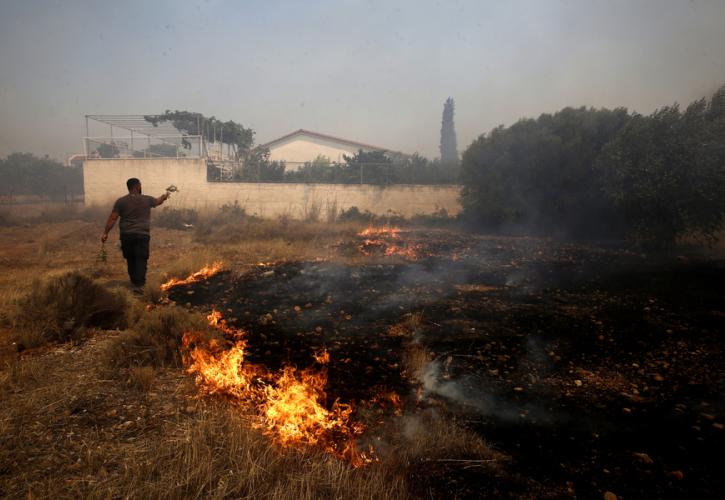 Φωτιά στον Κουβαρά: Ποιοι δρόμοι έχουν κλείσει - Μποτιλιάρισμα στην παραλιακή