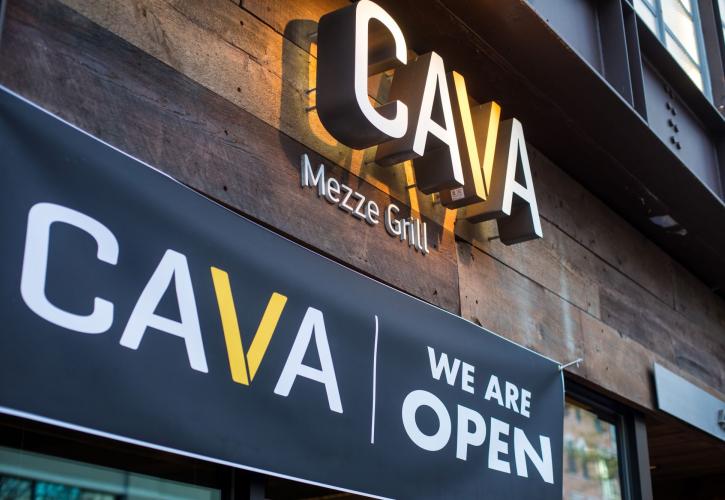 CAVA: Η μεσογειακή αλυσίδα εστιατορίων με ελληνικές «ρίζες» που ξετρελαίνει τη Wall Street