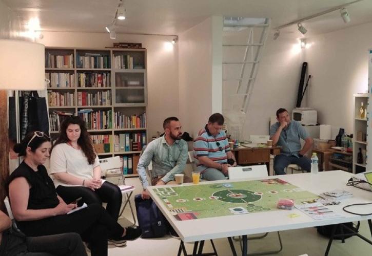 Ένας χίπστερ «προτείνει» κήπους με φύτρες και φράουλες σε ταράτσες και υπόγεια