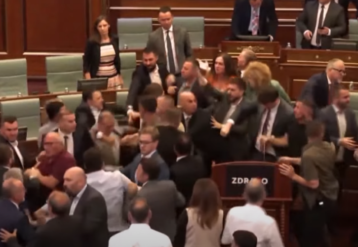 Κόσοβο: Άγριο ξύλο στο κοινοβούλιο - Πέταξαν νερά στον πρωθυπουργό Κούρτι (+video)