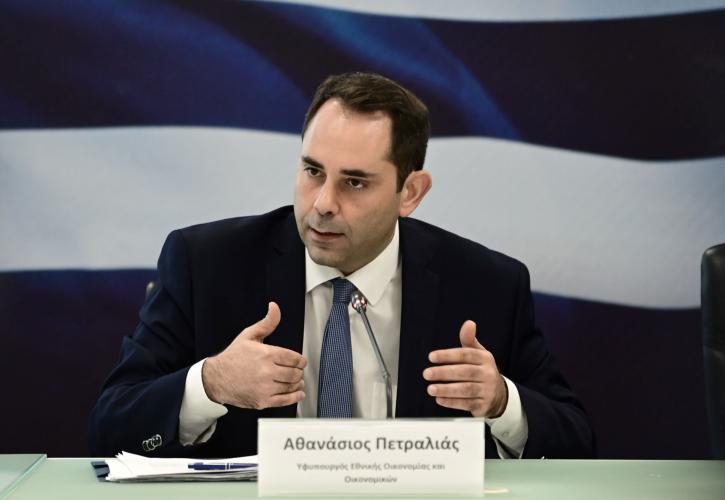 Πετραλιάς για προϋπολογισμό: Eνισχύει το διαθέσιμο εισόδημα, μειώνει τις ανισότητες, βελτιώνει την ανταγωνιστικότητα