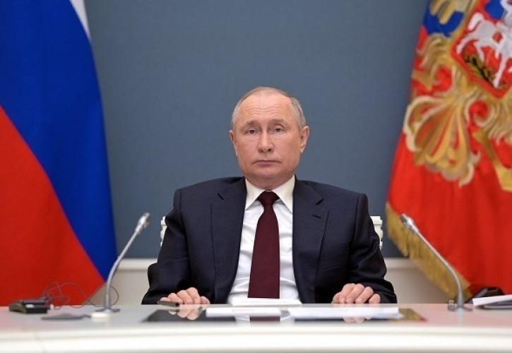 Ρωσία: Ο Πούτιν αρνείται ότι θέλει να αναπτύξει πυρηνικά στο διάστημα