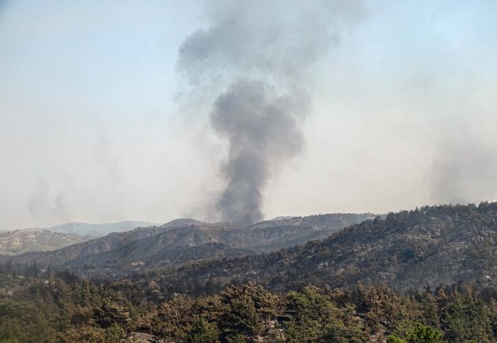 Πυρκαγιές: Μάχη με τις αναζωπυρώσεις - Η εικόνα στα μέτωπα της φωτιάς