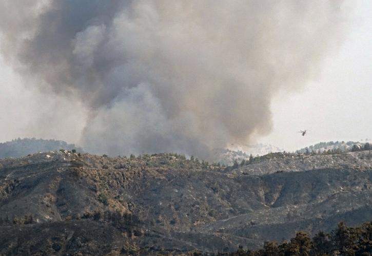 Πυρκαγιά στη Ρόδο: Ανεξέλεγκτη η φωτιά - Μήνυμα του 112 για εκκενώσεις χωριών και οικισμών