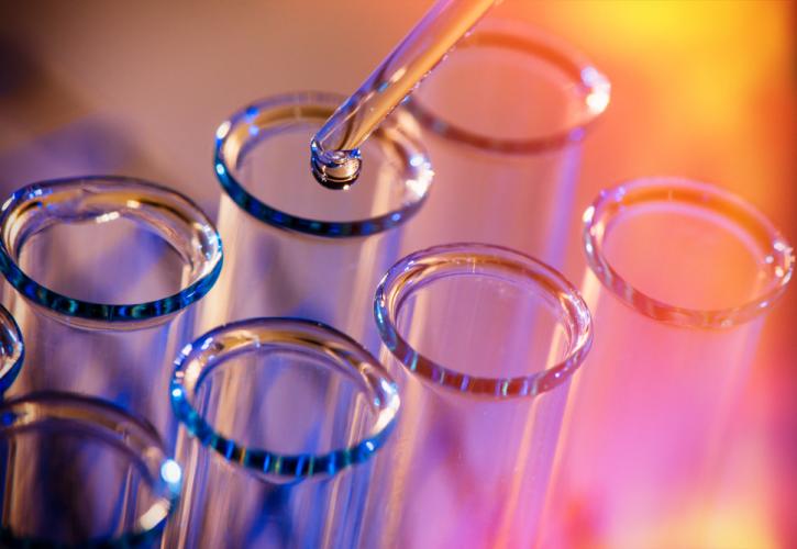 ΗΠΑ: Μειώθηκε κατά 31% η δημόσια χρηματοδότηση της έρευνας για τον καρκίνο αφότου ανέλαβε ο Τραμπ