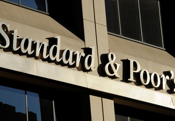 Αναβαθμίζει τις ελληνικές τράπεζες η Standard & Poor's με θετικό outlook