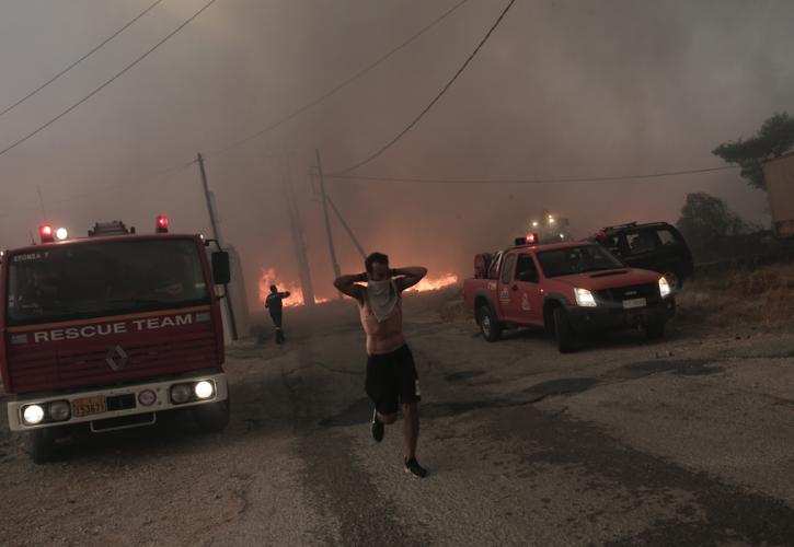 Ανεξέλεγκτη η φωτιά στη Φυλή: Φόβος για την Πάρνηθα και συνεχείς εκκενώσεις