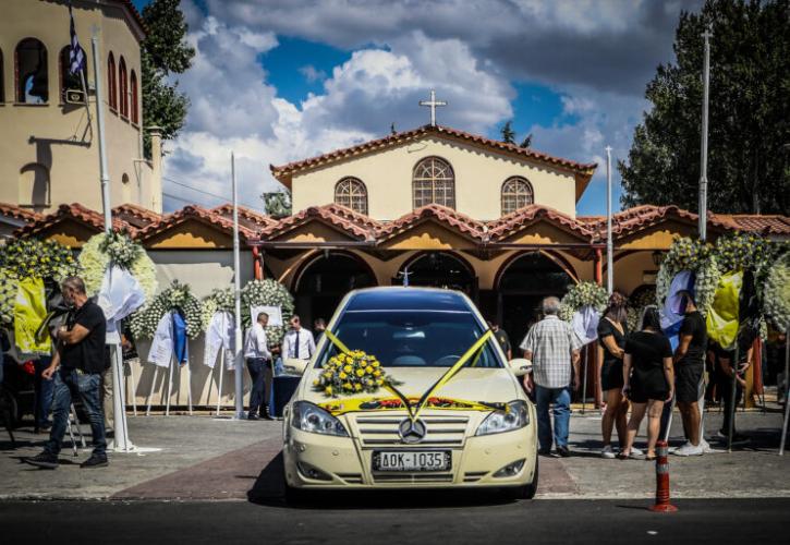 Ανείπωτη θλίψη στο «τελευταίο αντίο» για τον Μιχάλη Κατσουρή
