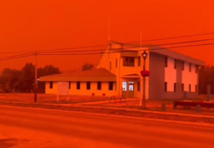 Ο ουρανός στον Καναδά «βάφτηκε» κόκκινος - Απόκοσμες εικόνες από τις φωτιές