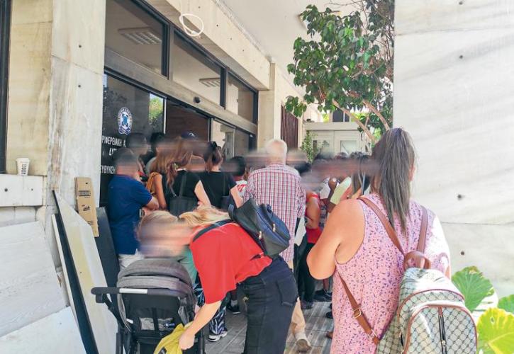 «Οι νέες ταυτότητες δεν έχουν τίποτα το δαιμονισμένο» - Ουρές για επανέκδοση παλιών πριν το... τσιπάκι