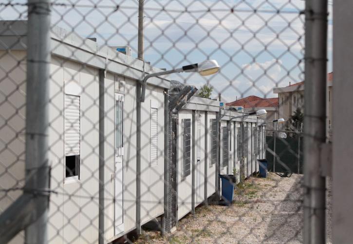 Φωτιά στη Φυλή: Προληπτική εκκένωση της δομής μεταναστών στην Αμυγδαλέζα