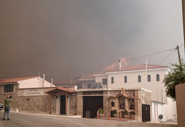 Αδιάκοπη η μάχη με τις φλόγες - Μεγάλη προσπάθεια για τον Δρυμό της Πάρνηθας - Δραματικές εκκενώσεις