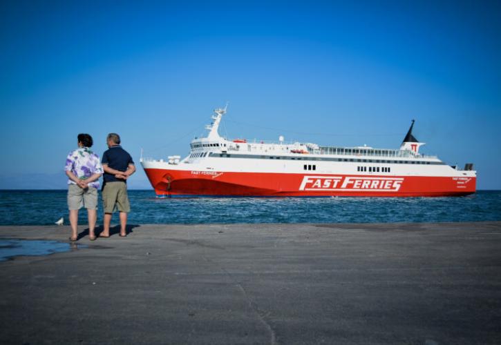 Μηχανική βλάβη στο Fast Ferries Andros – Κατέπλευσε στη Μύκονο