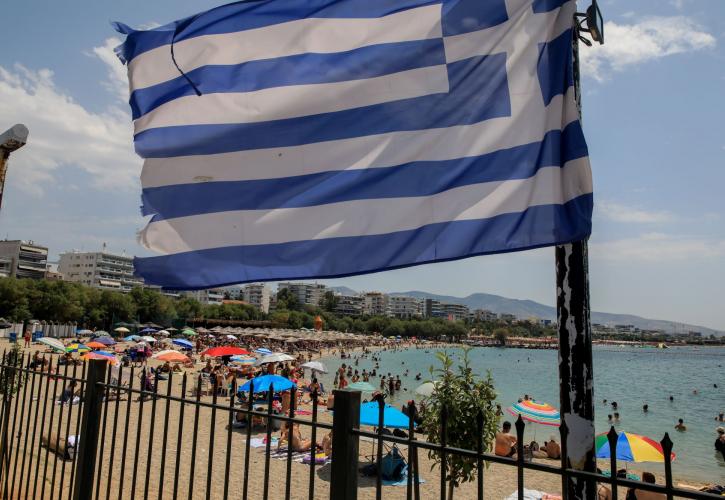 Guardian: «Πόλεμος στις ακτές - Οι Έλληνες μάχονται για να σώσουν τις παραλίες»