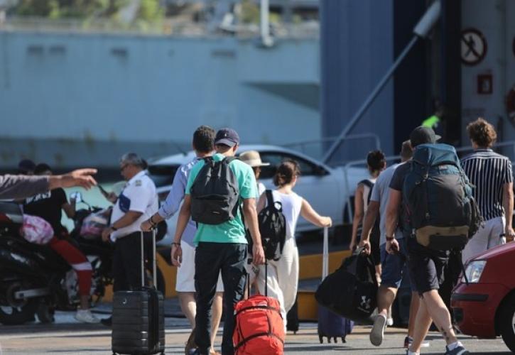 Φεύγουν οι αδειούχοι του Αυγούστου - 32.580 επιβάτες αναχώρησαν χθες από τον Πειραιά