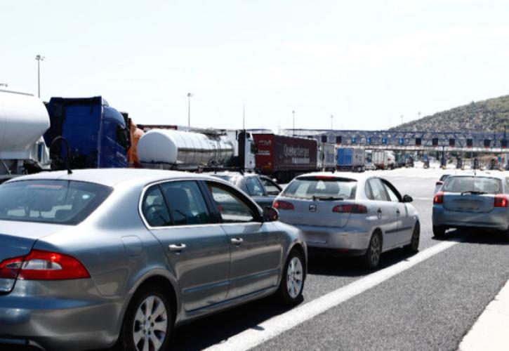 Κλειστή η Αθηνών - Κορίνθου από φωτιά σε βυτιοφόρο: Εκτροπή στην παλιά Εθνική