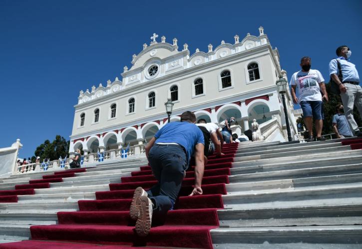 Δεκαπενταύγουστος: Οι παραδόσεις και τα έθιμα για την Κοίμηση της Θεοτόκου