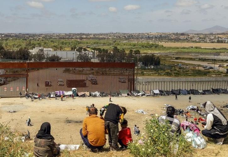 Πάνω από 250 άνθρωποι σε ρυμουλκό φορτηγού κατευθυνόμενου από το Μεξικό στις ΗΠΑ