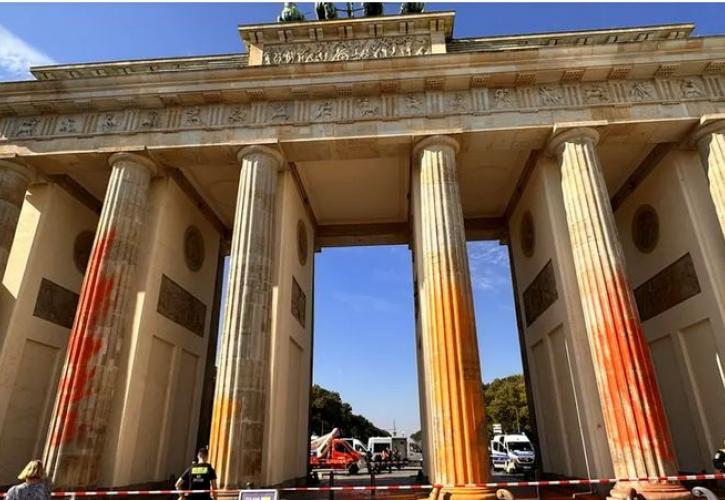 Γερμανία: Ακτιβιστές της "Τελευταίας Γενιάς" έβαψαν την Πύλη του Βραδεμβούργου