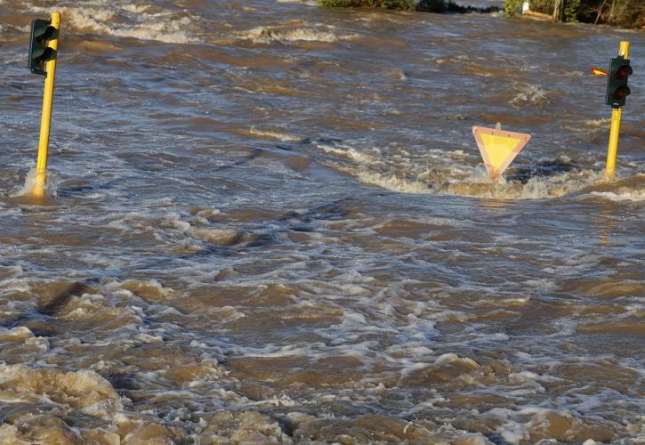 Παραμένουν θαμμένα στη λάσπη χωριά σε Τρίκαλα και Καρδίτσα - Συνεχίζονται οι προσπάθειες για την υπερχείλιση του Πηνειού