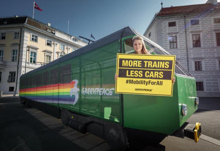 Greenpeace: Η Ελλάδα επένδυσε πάνω από 3 φορές περισσότερο σε δρόμους από ό,τι σε σιδηροδρόμους, από το 1995