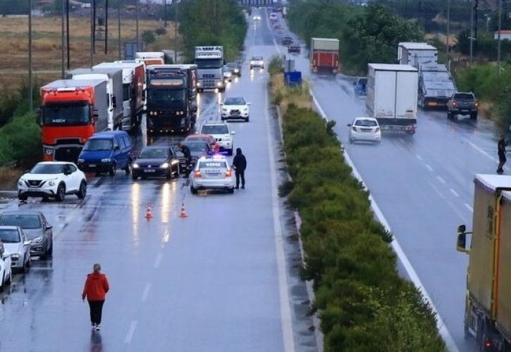 Διακοπή κυκλοφορίας στην εθνική οδό Αθηνών-Θεσσαλονίκης στο ύψος της Λάρισας