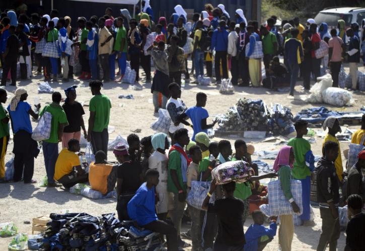 Ιταλία: Στην Λαμπεντούζα έφτασαν το τελευταίο εικοσιτετράωρο 593 μετανάστες και πρόσφυγες