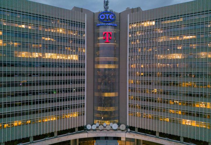ΟΤΕ: To σήμα "T" προστέθηκε στην πρόσοψη του Διοικητικού Μεγάρου