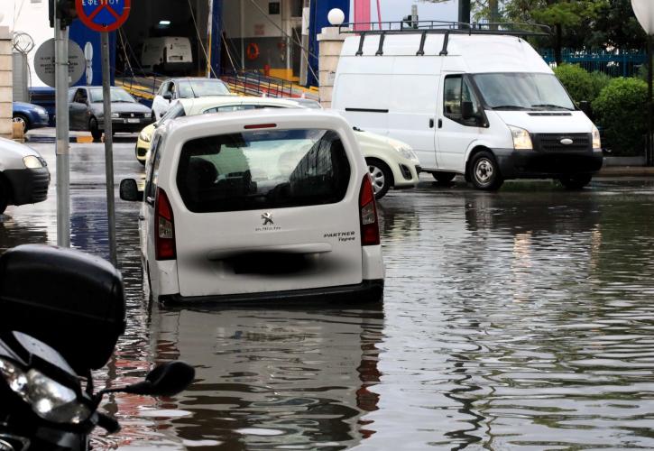 Πολίτες παρασύρθηκαν από ορμητικά νερά έξω από το μετρό στον «Ευαγγελισμό» - Βίντεο