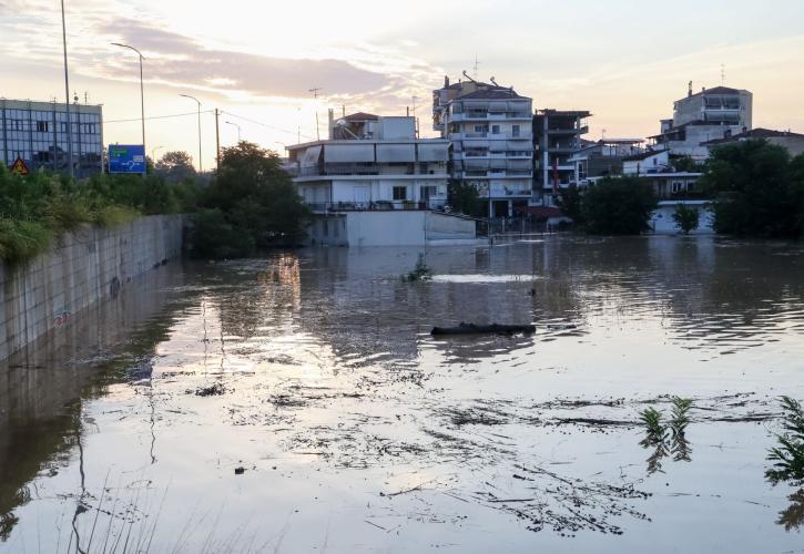 Ώρες αγωνίας για τη Λάρισα με συνεχείς εκκενώσεις: «Φουσκώνει» ο Πηνειός – 7 τα θύματα της κακοκαιρίας Daniel
