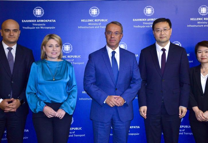 Σταϊκούρας: Υπεγράφη η σύμβαση προμήθειας 250 νέων ηλεκτρικών λεωφορείων για Αθήνα και Θεσσαλονίκη