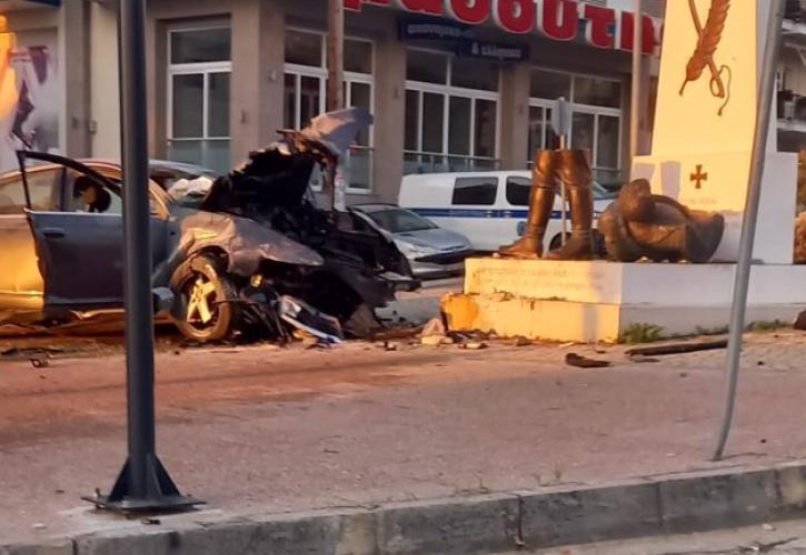 Φλώρινα: Τροχαίο με δύο νεκρούς - ΙΧ έπεσε πάνω σε άγαλμα