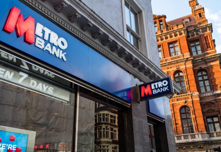 Metro Bank: Έκλεισε συμφωνία χρηματοδότησης ύψους 925 εκατ. λιρών