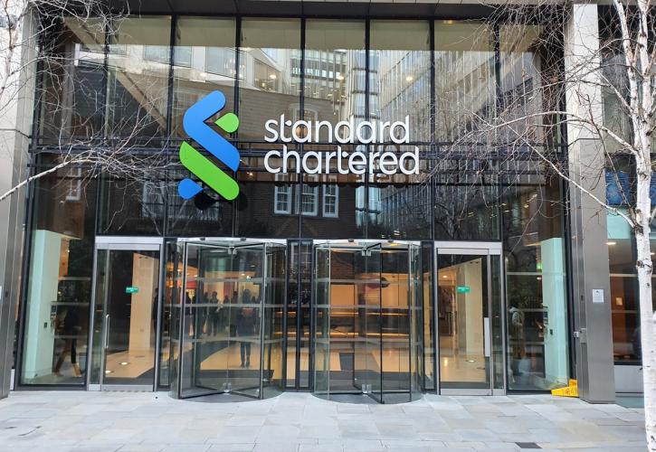 Standard Chartered: Κατρακύλα 17% για τη μετοχή μετά την βουτιά σε έσοδα και κέρδη
