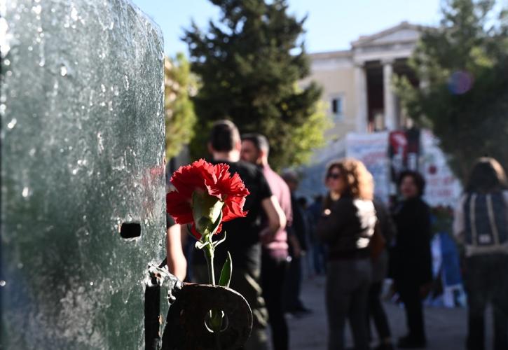 Πολυτεχνείο: Εκατοντάδες πολίτες στην 50η επέτειο της εξέγερσης