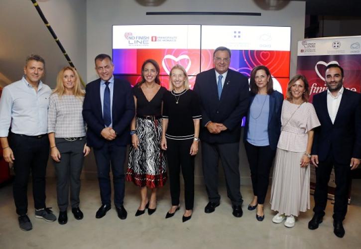Η Εθνική Ασφαλιστική στην παράδοση της επιταγής του No Finish Line Athens, στην Ένωση «Μαζί για το Παιδί»