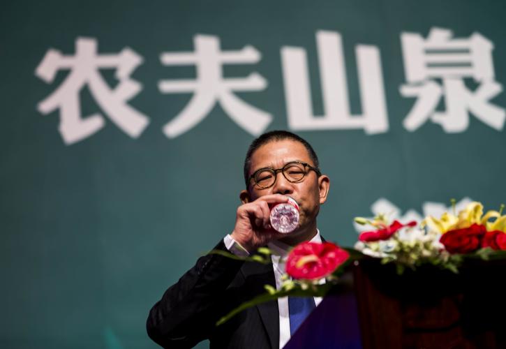 Πώς ο πλουσιότερος άνθρωπος της Κίνας έβγαλε δισεκατομμύρια από το εμφιαλωμένο νερό
